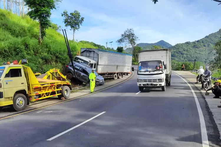 6 Kendaraan Tabrakan Beruntun Di Gentong Tasikmalaya Truk Fuso Rem