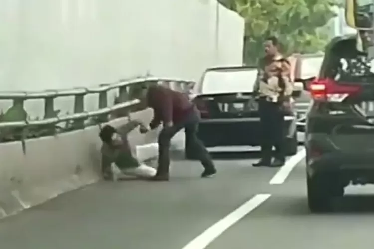 Viral Aksi Pemukulan Di Ruas Tol Dalam Kota Korban Sampai Tersungkur