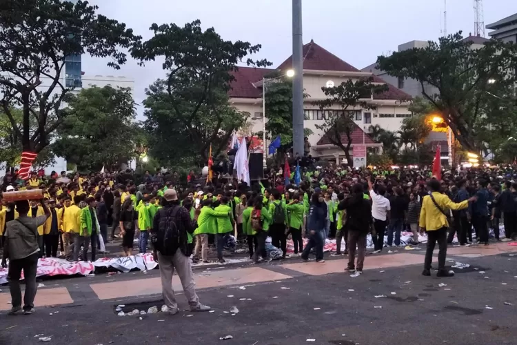 Demo Mahasiswa Tolak Kenaikan BBM Di Semarang Berakhir Ricuh