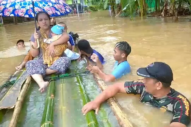 Dramatis Evakuasi Seorang Ibu Dan Bayi Terjebak Banjir Pakai Rakit Di