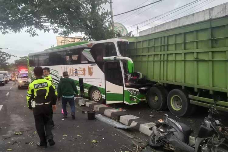 Bus Tabrak Truk Tronton Mogok Di Ringroad Selatan Satu Korban Meninggal