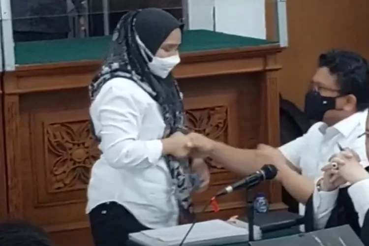 Hadir Jadi Saksi Susi Si ART Peluk Putri Candrawathi Dan Ferdy Sambo