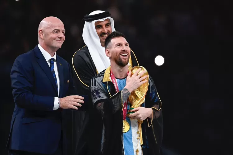 Dipakai Lionel Messi Penjualan Jubah Bisht Di Arab Melonjak Drastis