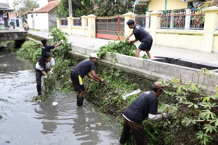 Ajak Warga Gotong Royong Bersihkan Sungai Untuk Cegah Banjir Ala Ganjar