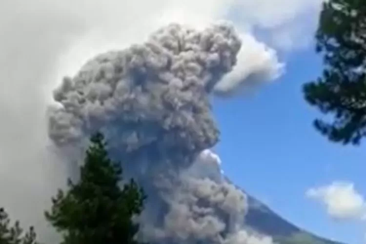 Gunung Merapi Erupsi Masyarakat Dihimbau Jauhi Area Km Dari Puncak