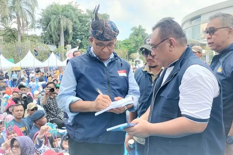 Kunjungan Ke Jatim Bakal Calon Presiden Anies Baswedan Dihadiahi Buku