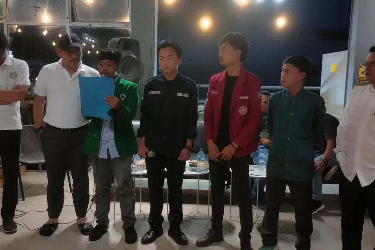 Asep Wahyuwijaya Disodori Pakta Integritas Aliansi Badan Eksekutif