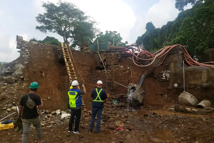 Kena Longsor Pipa Distribusi Air Di Proyek Jembatan Otista Bocor