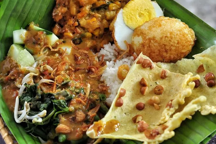 Resep Nasi Pecel Pincuk Asli Madiun Cita Rasa Otentik Dengan Beragam Sayuran Yang Disiriam