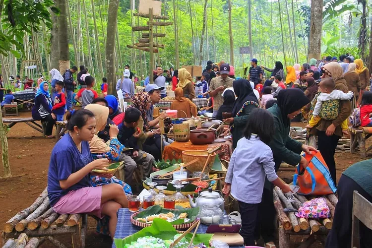 Dilarang Pakai Rupiah Pasar Tradisional Nuansa Jawa Di Wonosobo Malah