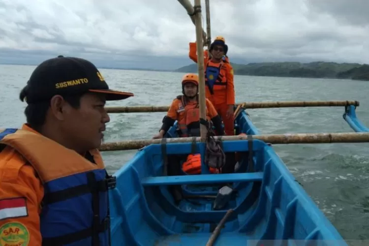 Angkut Puluhan Penumpang Perahu Penyeberangan Tenggelam Di Bengawan