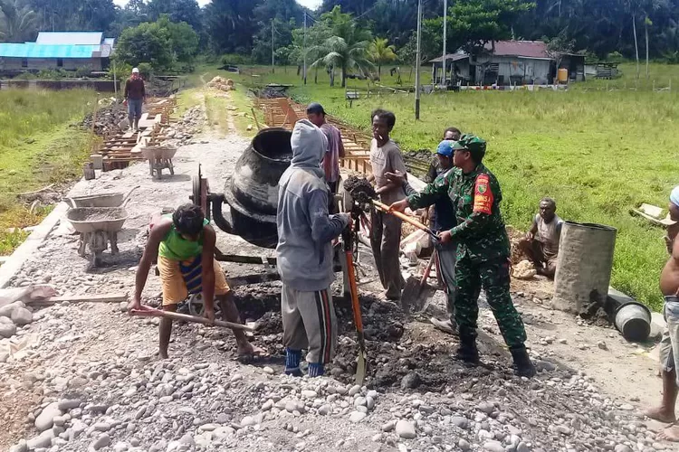 Antisipasi Longsor, Babinsa Bersama Warga Gotong Royong Buat Pondasi ...