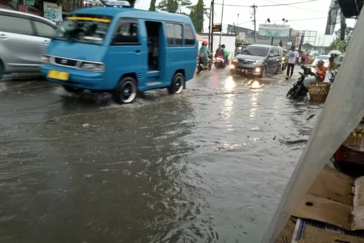 BANJIR: Akses jalan menuju RSUD Leuwiliang terendam banjir. Namun, sampai saat ini belum ada tindakan apa pun dari Dinas PUPR Kabupaten Bogor.