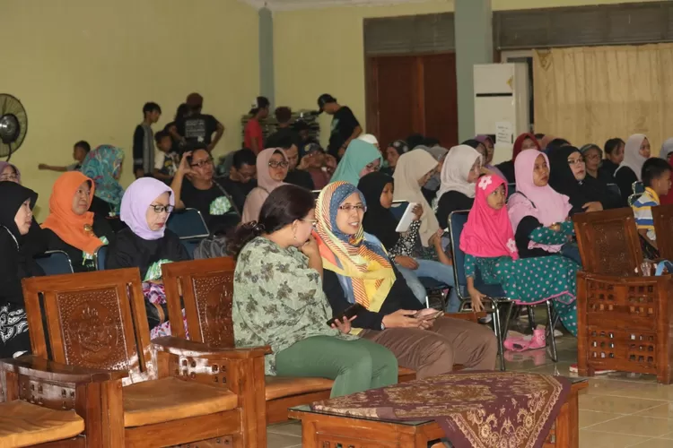 SAMBUTAN: Perwakilan dari SMKN 3 Kota Bogor tengah memberikan sambutan dalam sosialisasi pengelolaan sampah di aula sekolahannya pada Sabtu (25/5)