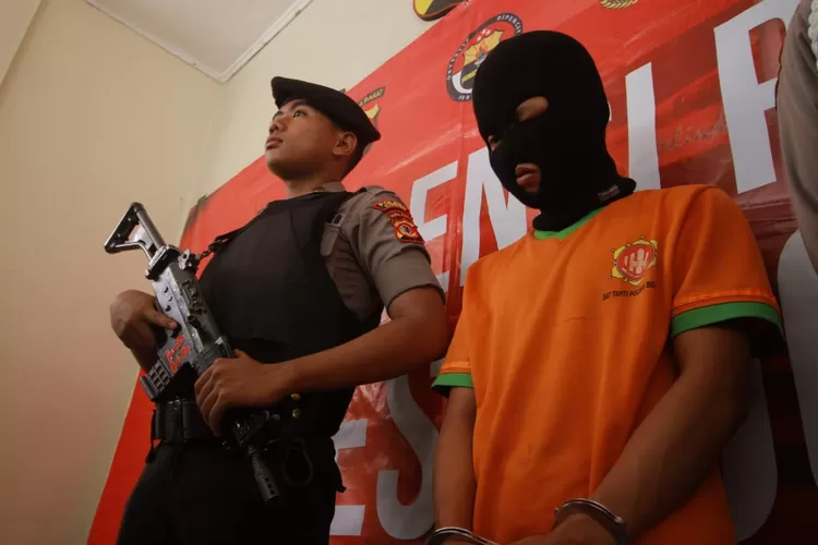 Polisi mengamankan pembunuh bocah mungil di Megamendung, Bogor. (Sandika/Metropolitan)