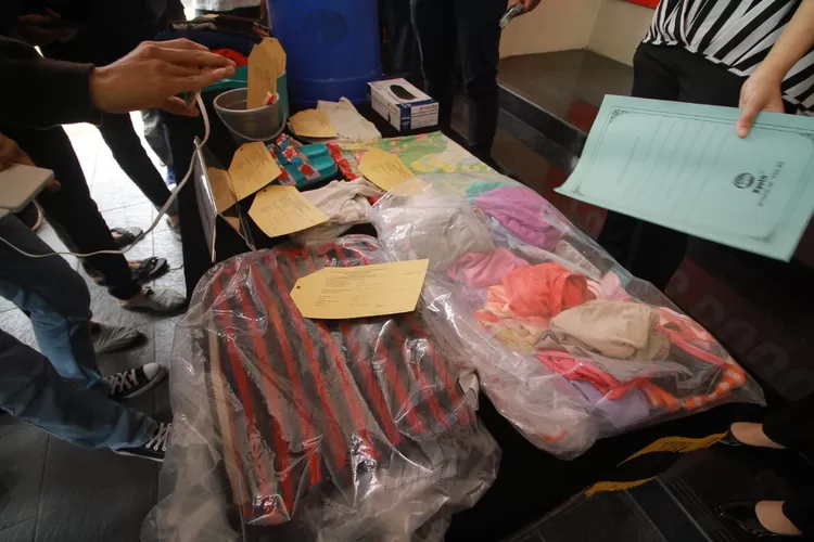 Barang bukti yang diamankan kepolisian salah satunya berupa celana dalam perempuan yang dikumpulkan pelaku. (Sandika/Metropolitan)