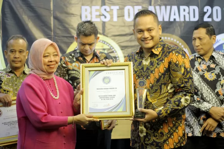 Ketua KONI Kota Bogor Benninu Argoebie  saat menerima penghargaan kategori Outstanding Figure and Inspirational Leader Of The Year 2019 dari Indonesia Development Achievement Foundation.