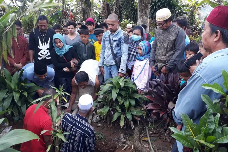 Jenazah bocah mungil korban pembunuhan, FAH (7) dimakamkan di TPU Cinangka, Megamendung, Rabu (3/7). (Mulyadiva/Metropolitan)