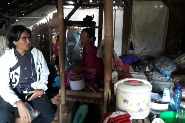 Kondisi bekas kandang kerbau di Kampung Susukan, RT03/01, Desa Gunungpicung, Kecamatan Pamijahan, Kabupaten Bogor yang ditempati salah satu keluarga. (Mulyadiva/Metropolitan)