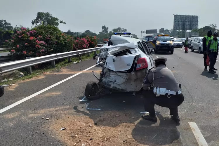 Polisi melakukan olah TKP kecelakaan di Tol Jagorawi yang menewaskan seorang bocah.
