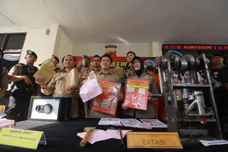 Satnarkoba Polres Bogor menunjukan barang bukti pengungkapan produksi ekstasi rumahan di Sukahati, Cibinong, Kabupaten Bogor, Jumat (19/7). (Foto: Sandika/metropolitan)