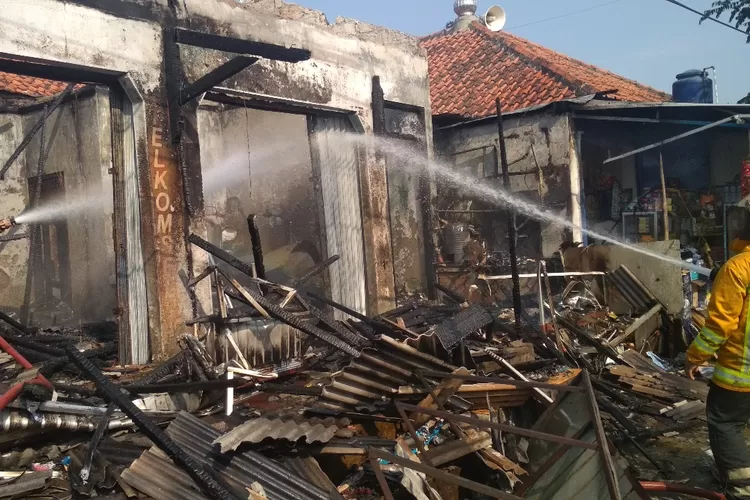 Petugas saat melakukan pemadaman