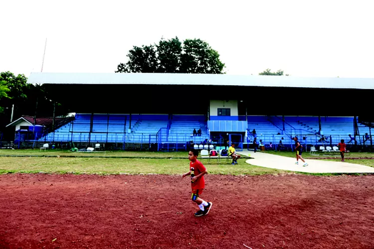 ILUSTRASI: Warga saat berolahraga di lingkungan Stadion Pajajaran, Kota Bogor. Rencananya Pemkot Bogor membuat GOR mini di setiap kecamatan Kota Bogor.