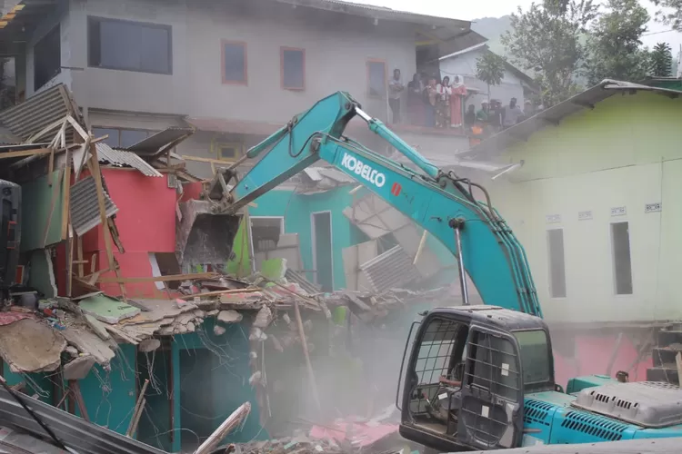 Alat berat membongkar bangunan di Kampung Naringgul, Desa Tugu Utara, Kecamatan Cisarua, Kabupaten Bogor, Kamis (29/8). (Foto: Sandika/Metropolitan)