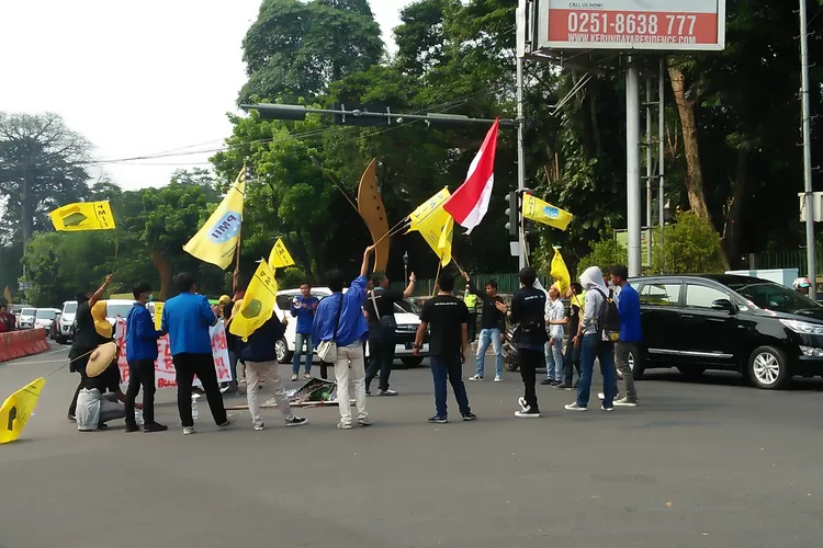 AKSI: Puluhan mahasiswa dari PMII Universitas Pakuan Bogor melakukan aksi Hari Tani Nasional di depan Tugu Kujang, kemarin