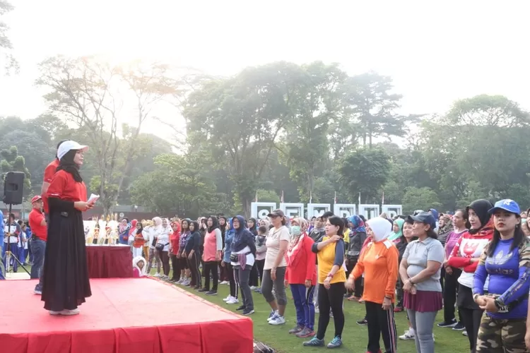 SENAM: PMI Kota Bogor menggelar senam massal bersama warga dalam memperingati HUT ke-74 PMI di Lapangan Sempur, kemarin.