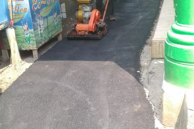 ANTUSIAS: Warga Desa Leuwimekar antusias ikut mengaspal jalan, belum lama ini.