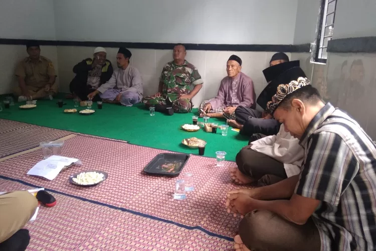 KHUSYUK: Aparatur Desa Galuga bersama warga khusyuk mengikuti pengajian rutin yang digelar pemerintah desa, kemarin.