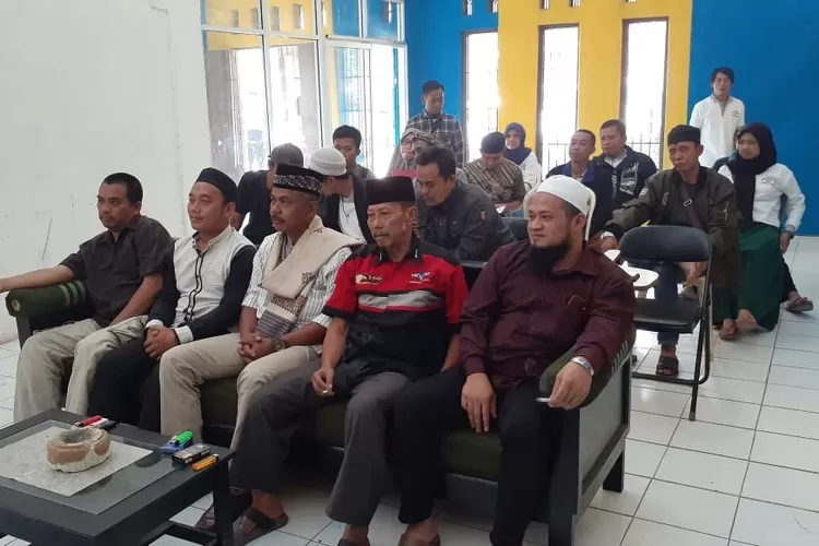 SERIUS: Sejumlah balon kades di Kecamatan Cijeruk saat mengikuti tahapan Pilkades Serentak 2019 Kabupaten Bogor di kantor kecamatan, kemarin.