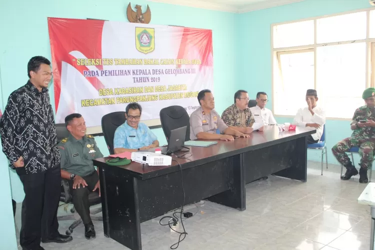 TES: Panitia Pilkades tingkat Kecamatan Parungpanjang tengah melakukan tes seleksi tambahan kepada balon kades di wilayahnya, baru-baru ini.