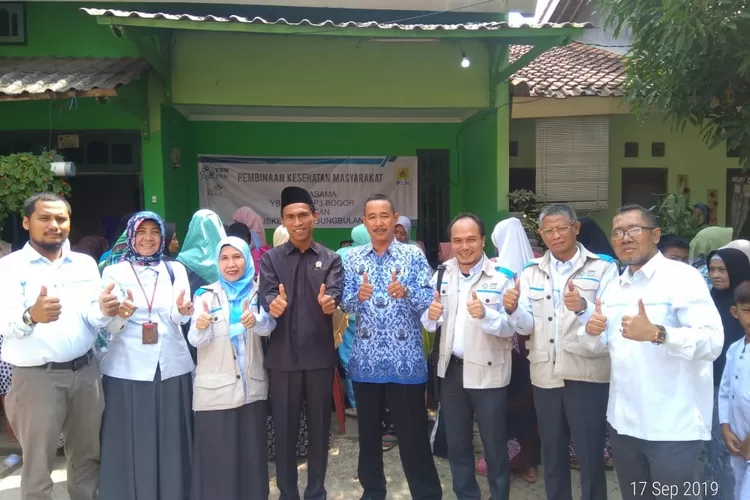 FOTO BERSAMA: Anggota DPRD Kabupaten Bogor, Ruhiyat Saujana bersama jajaran YBM PLN UP3 Bogor foto bersama usai mengikuti acara kesehatan gratis, kemarin.. 