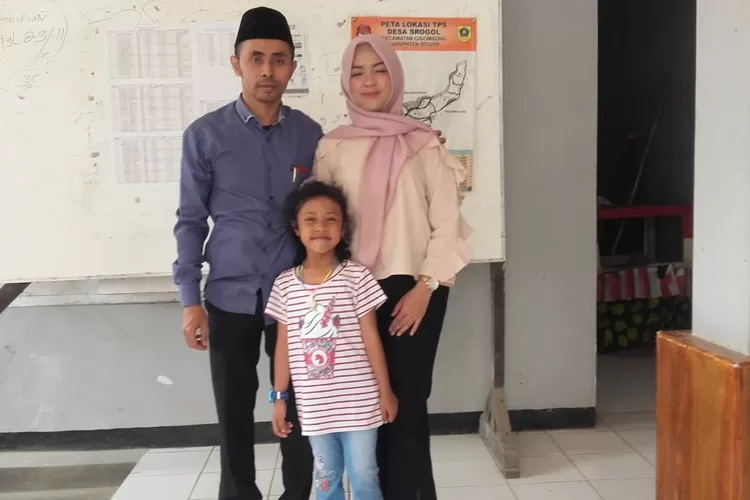 DAFTAR: Calon Kades Srogol, Hendra Muhamad Wildan melakukan foto bersama usai mendaftarkan diri dalam pencalonan Pilkades serentak 2019 Kabupaten Bogor.