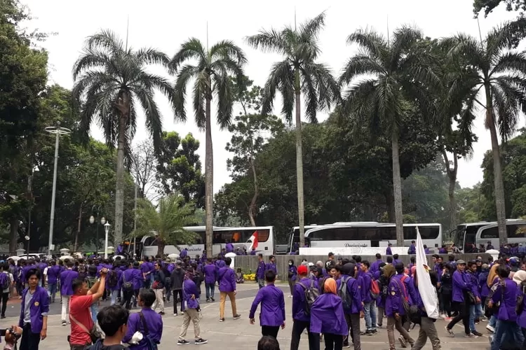 SOLIDARITAS: Para mahasiswa Unpak Bogor saat berangkat menuju Jakarta untuk melanjutkan aksinya, kemarin.