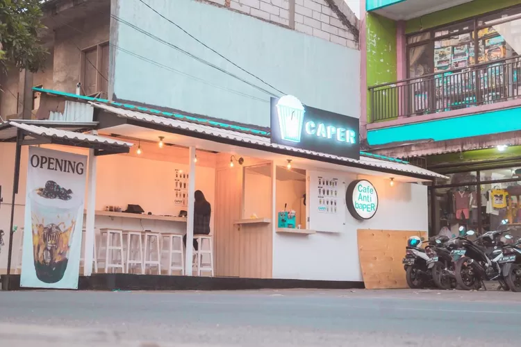 NYAMAN: Seorang pengunjung menikmati kopi di Jakarta. Kafe Caper ini cocok untuk bersantai dan kumpul bersama keluarga.