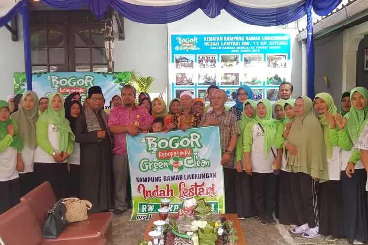 PROGRAM: Tim verifikasi DLH Kabupaten Bogor foto bersama usai mengunjungi Kampung Ramah Lingkungan Indah Lestari di Kampung Citugu, RW 11, Desa Tugujaya, Cigombong.