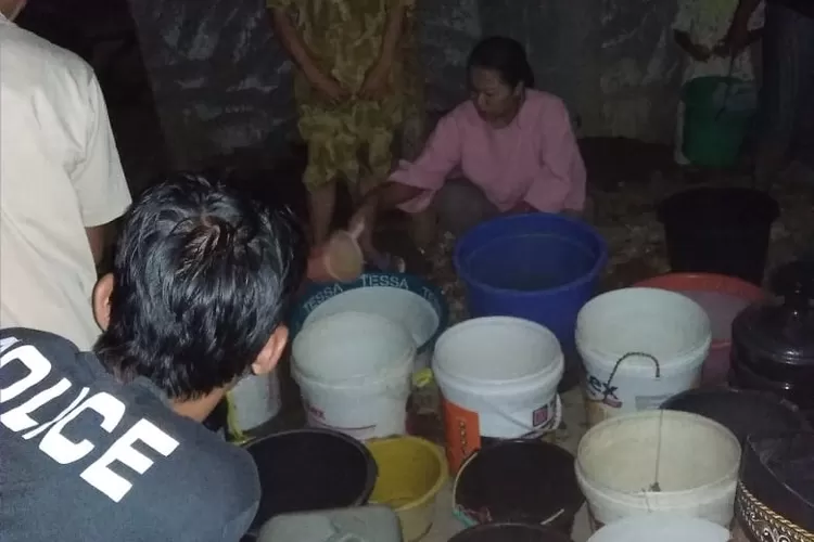 BANTUAN: Warga Cigowang, Kecamatan Cigombong, senang mendapat suplai air bersih dari pengusaha ikan. 