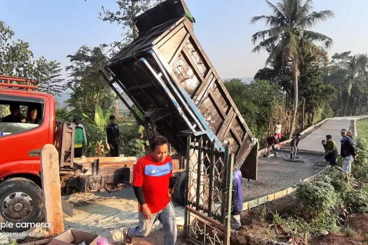 PENGERJAAN: Nampak pengerjaan pengecoran dari program PISEU yang direalisasikan di Desa Cijujung, Cibungbulang.
