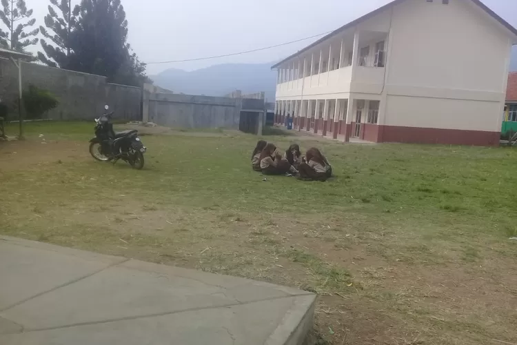 BERMASALAH: Proyek pembangunan RKB di SMPN 2 Cisarua bermasalah. Pemenang tendernya saat ini tengah dikaji ulang Disdik Kabupaten Bogor