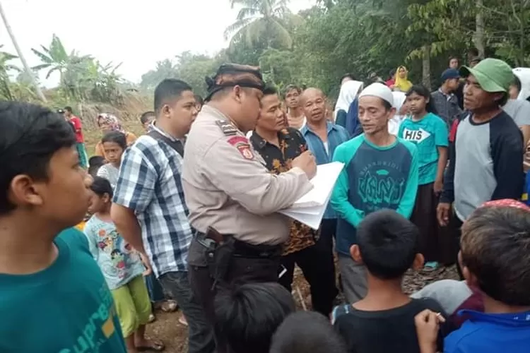 EVAKUASI: Jajaran Polsek Dramaga bersama warga tengah mengevakuasi jasad Mak Asih yang meninggal di Kali Cibeureum.