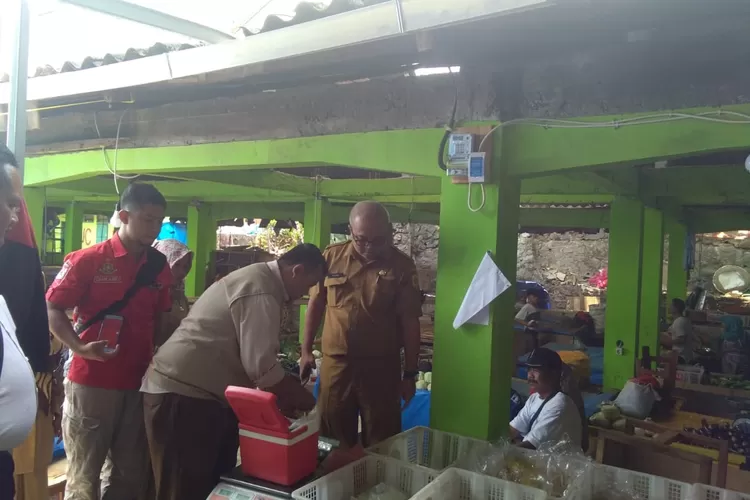 DICEK: Petugas Disperdagin Kabupaten Bogor saat sidak di pasar tradisional, kemarin. Hasilnya, masih ditemukan bahan makanan yang mengandung boraks dan formalin.