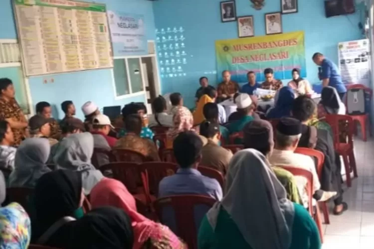 MUSRENBANG: Pemdes Neglasari bersama unsur perangkat wilayah menggelar Musrenbang 2020 di aula kantor desa.