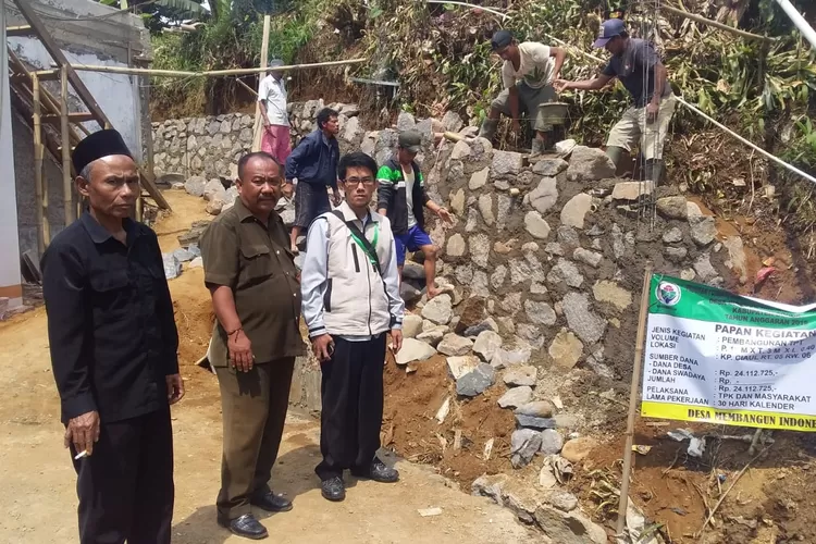 DIBANGUN: Suasana pembangunan TPT di Desa Cibedug, Kecamatan Ciawi, kemarin. 