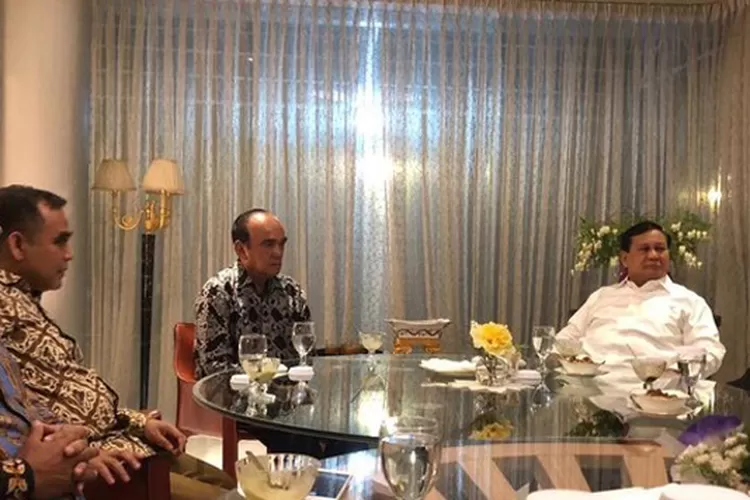 DISKUSI: Prabowo bersama Surya Paloh menggelar diskusi di kediaman Surya Paloh di Permata Hijau. 