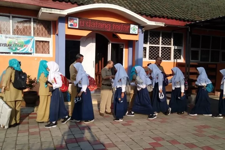 SOPAN: Para pelajar SMPN 15 Kota Bogor terlihat sopan saat menyalami para gurunya sebelum mengikuti kegiatan Cahaya Pagi di sekolahannya, kemarin.