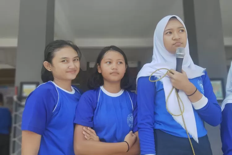ARAHAN: DSAB dari SMPN 4 Kota Bogor, Salma Ariani Rustandi tengah memberikan arahan dalam kegiatan simulasi aman bencana yang berlangsung di sekolahannya, belum lama ini.