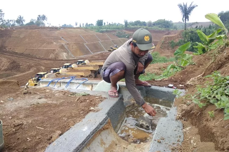 TERCEMAR: Warga saat memperlihatkan air resapan yang keruh akibat proyek Tol Bocimi Seksi II.